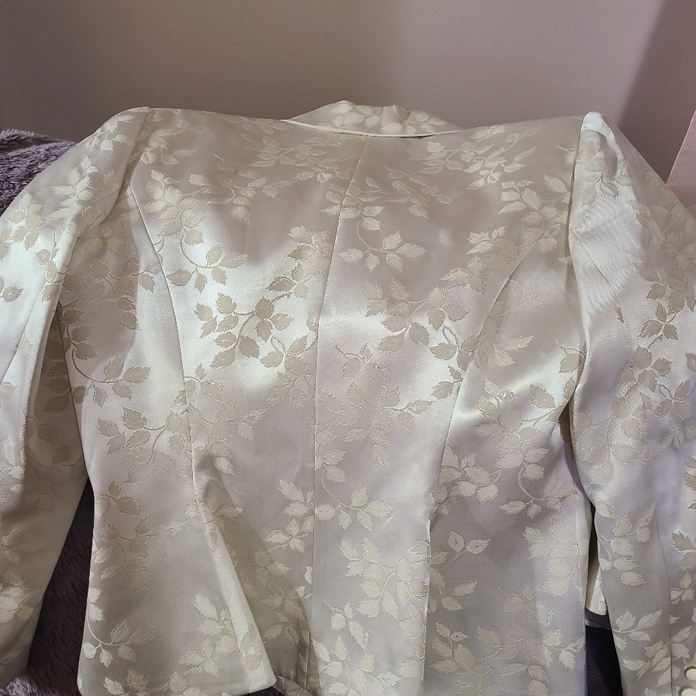Style suit from Ransons Boutique - Picture 3 of 7